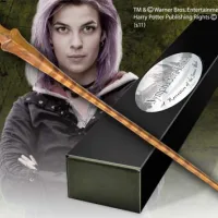 REPLICA THE NOBLE COLLECTION HARRY POTTER NYMPHADORA TONKS VARITA CON CAJA Y PLACA DE IDENTIFICACION