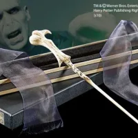 REPLICA THE NOBLE COLLECTION HARRY POTTER VARITA DE LORD VOLDEMORT EN CAJA DE OLIVANDER