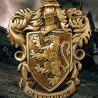 ESCUDO DE PARED THE NOBLE COLLECTION HARRY POTTER CASA GRYFFINDOR RESINA 20 X 28 CM