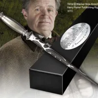 REPLICA THE NOBLE COLLECTION HARRY POTTER HORACE SLUGHORN VARITA CON CAJA Y PLACA DE IDENTIFICACION