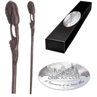 REPLICA THE NOBLE COLLECTION HARRY POTTER KINGSLEY SHAKLEBOLT VARITA CON CAJA Y PLACA DE IDENTIFICACION 