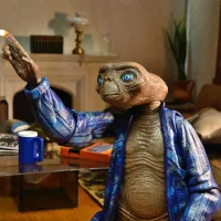 FIGURA NECA E.T. ULTIMATE TELEPATHIC ET 40 ANIVERSARIO EL EXTRATERRESTRE