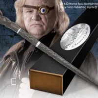 REPLICA THE NOBLE COLLECTION HARRY POTTER ALASTOR MOODY VARITA CON CAJA Y PLACA DE IDENTIFICACION