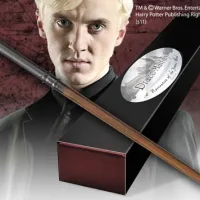 REPLICA THE NOBLE COLLECTION HARRY POTTER DRACO MALFOY VARITA CON CAJA Y PLACA DE IDENTIFICACION