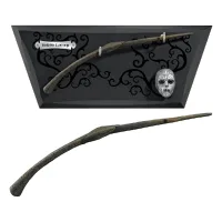 REPLICA THE NOBLE COLLECTION HARRY POTTER VARITA EN EXPOSITOR CON MASCARA BELLATRIX LESTRANGE