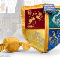 PELUCHE THE NOBLE COLLECTION HARRY POTTER ESCUDO HOGWARTS Y SNITCH DORADA