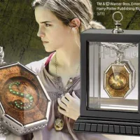 REPLICA THE NOBLE COLLECTION HARRY POTTER GUARDAPELO HORROCRUX DE SALAZAR SLYTHERIN EN EXPOSITOR