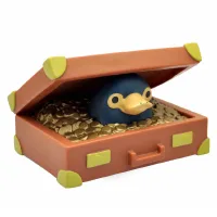 FIGURA HUCHA PLASTOY ANIMALES FANTASTICOS Y DONDE ENCONTRARLOS NIFFLER EN MALETA CHIBI